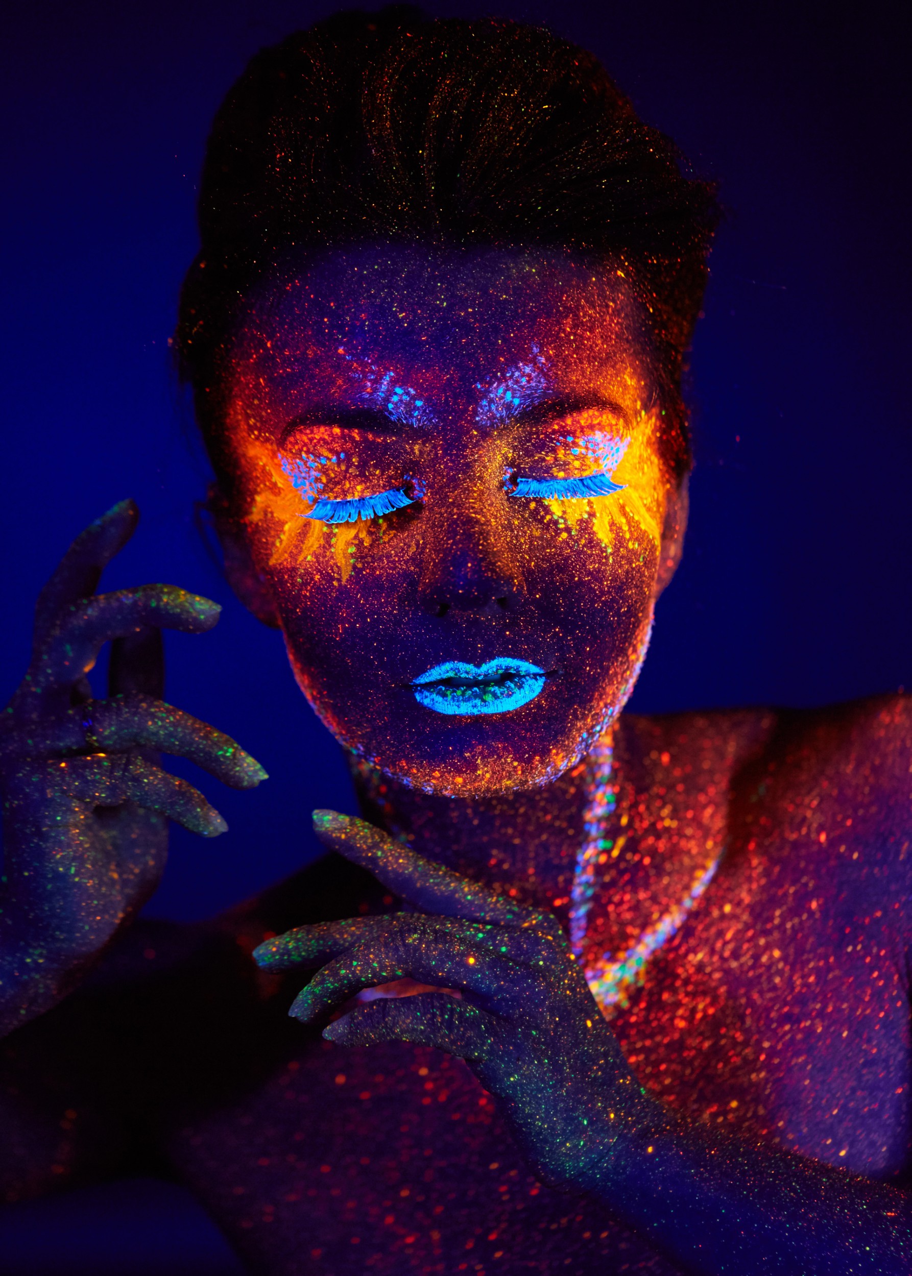 UV портрет със сияещи мигли и устни