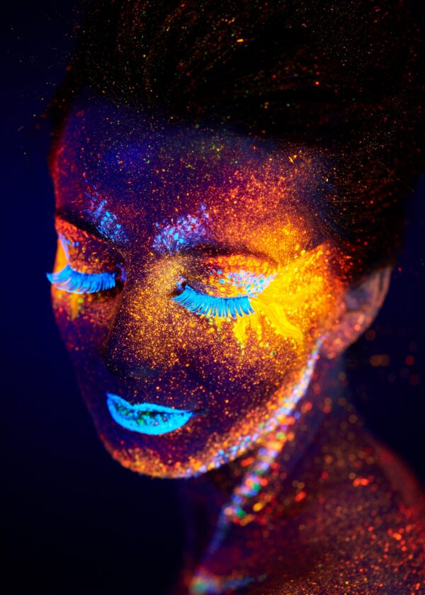 UV портрет с огнени цветове
