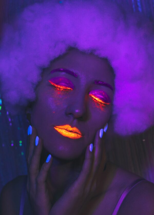 Жена с бяла коса и неонов UV грим