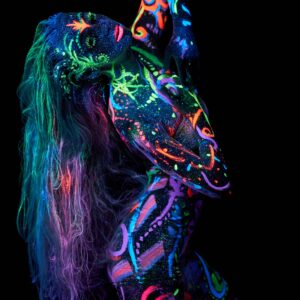 Абстрактно тяло с флуоресцентна боя и неонова светлина