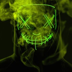 Неонова маска с усмивка и зеленикава мъгла
