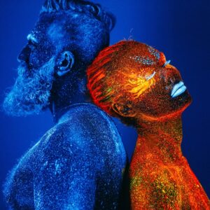 Двама души в синя и оранжева флуоресцентна светлина
