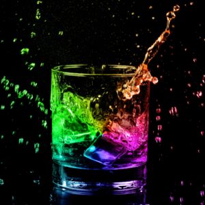 Неонова чаша с пръски цветна течност