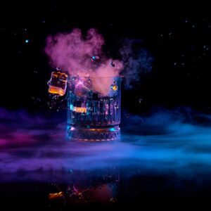 Неонова чаша с лед и мъгла