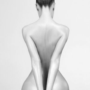 Черно-бял минималистичен силует на жена, заснета отзад.