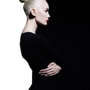 Профил на жена в черно-бяла фотография с минималистичен стил.