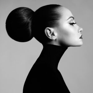 Жена в черно-бял портрет с висока яка