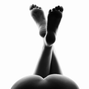 Абстрактна фотография с женски крака в черно-бяло