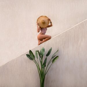 жена със сламена шапка и бански