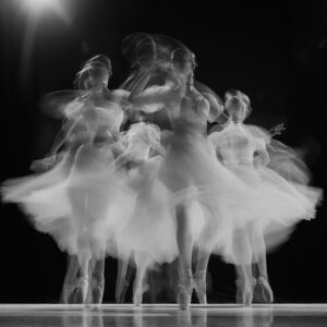 Черно-бели балерини в танц