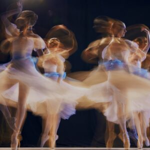 Балерини в движение с цветен ефект