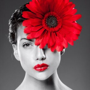 Жена с червено цвете на окото