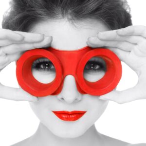 Жена с червени очила и червени устни