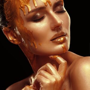 Жена покрита със златна боя