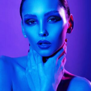 Жена в синьо и лилаво осветление