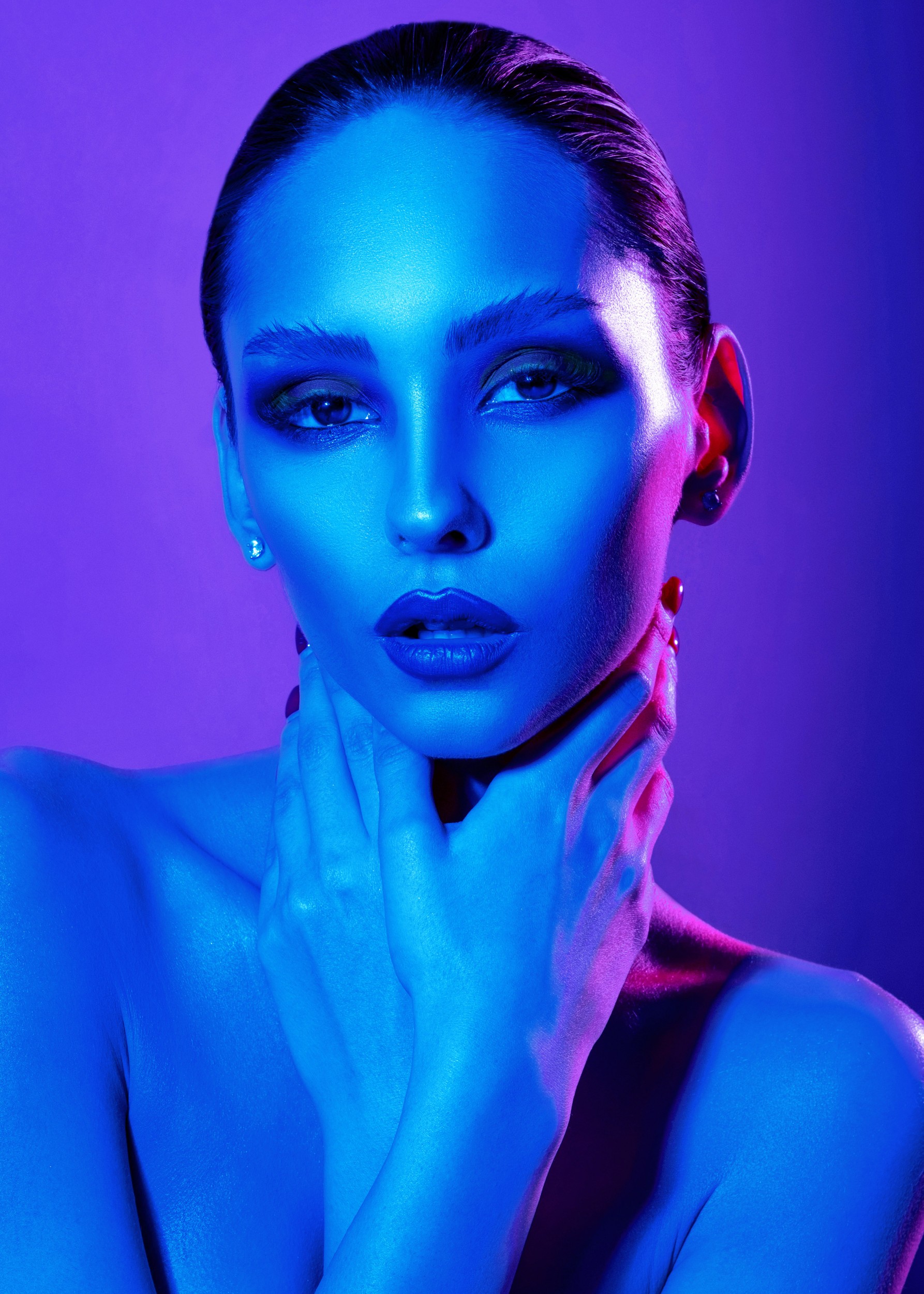 Жена в синьо и лилаво осветление