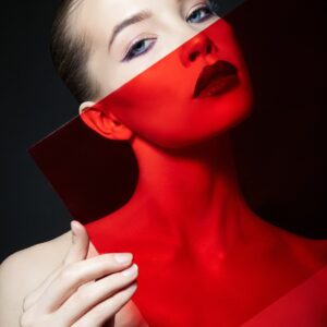 Жена с червен филтър