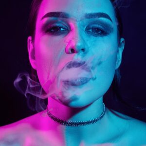 неонова фотография жена с дим