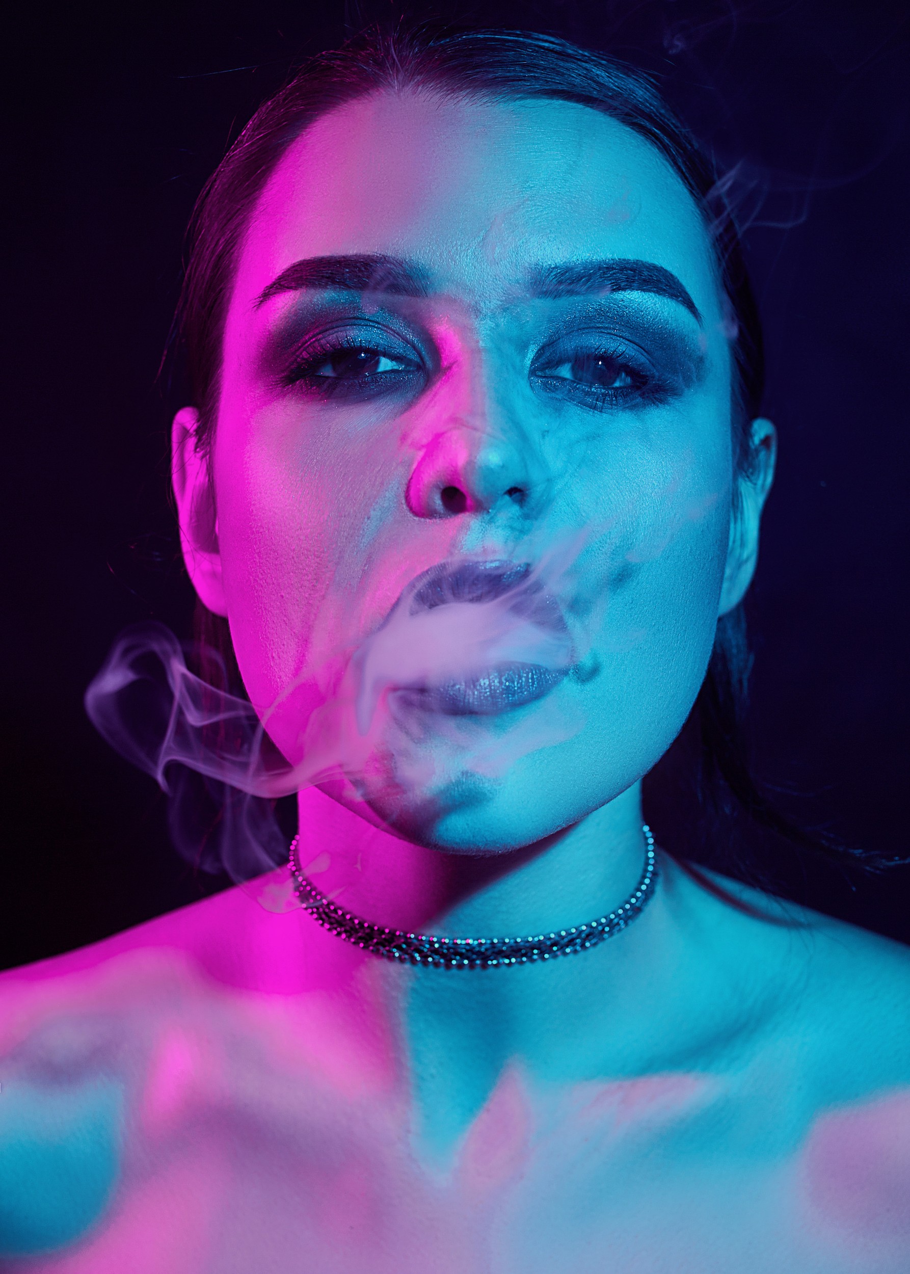 неонова фотография жена с дим