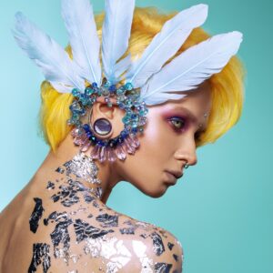 жена с жълта коса и сини пера