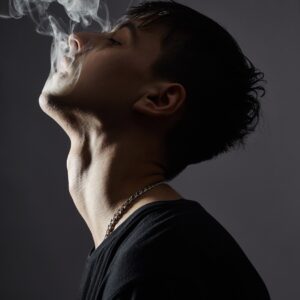 мъж в профил с дим