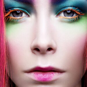 Лице с ярък артистичен грим в различни цветове.
