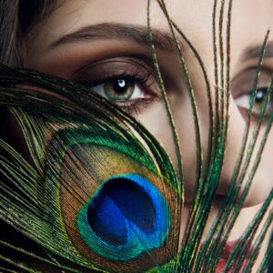 Око зад пауново перо с детайлни цветове.