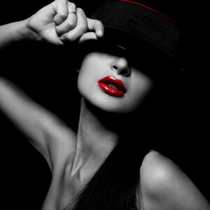 Жена с червени устни и шапка, черно-бял стил