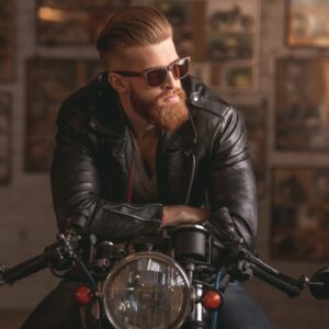 Мъж върху мотор в ретро интериор