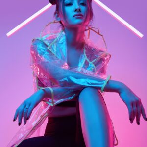 Жена с неонова визия и стилна поза