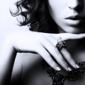 Черно-бял портрет на жена с бижу и елегантен стил.