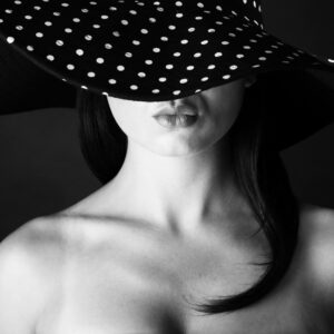 Жена с шапка на точки, черно-бял артистичен портрет