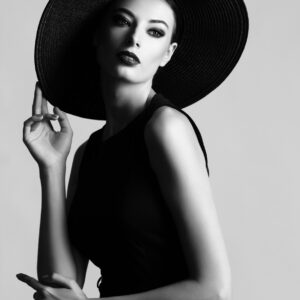 Жена с черна шапка в черно-бял моден портрет