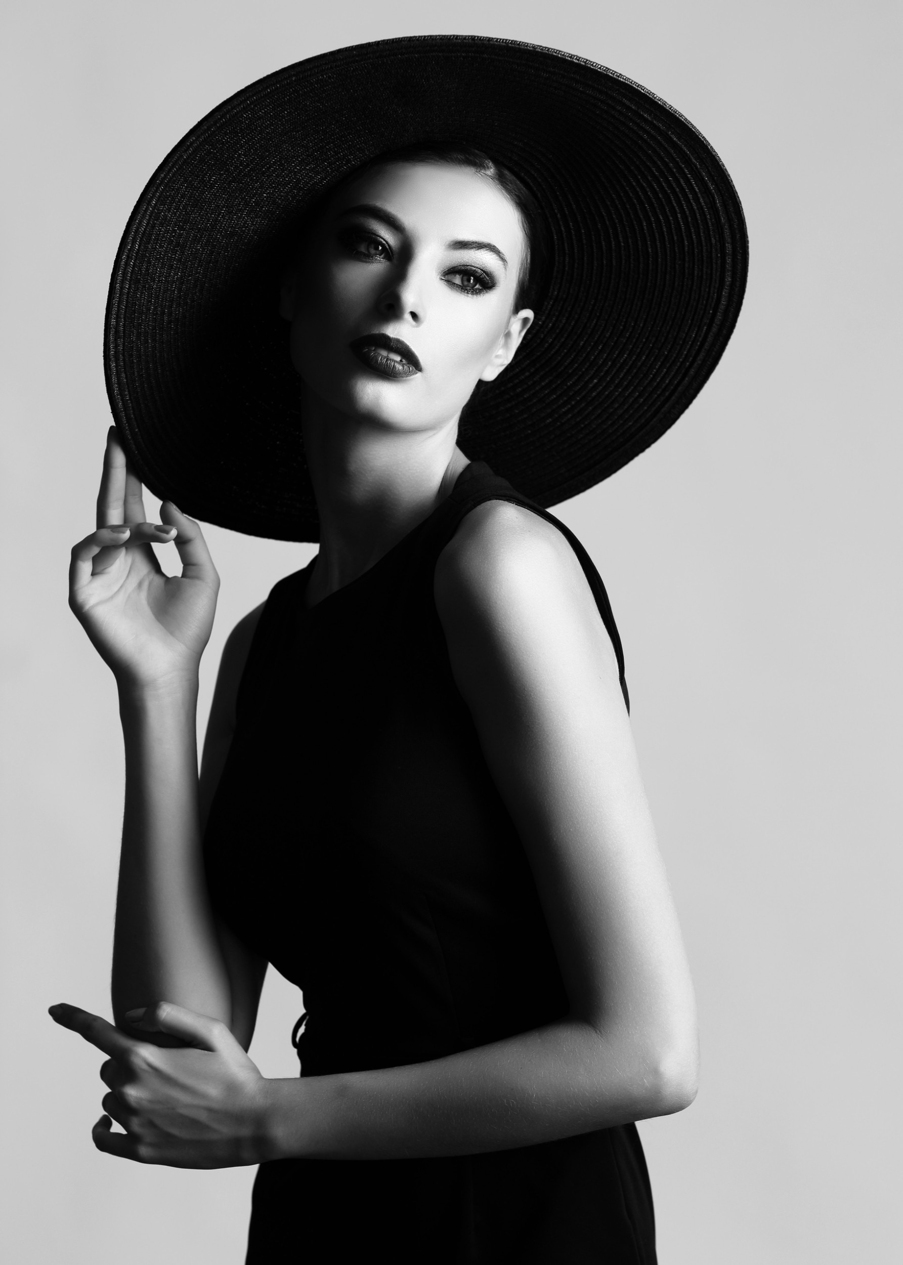 Жена с черна шапка в черно-бял моден портрет