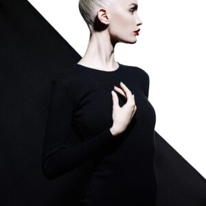 Черно-бял портрет на жена с черна рокля и геометричен фон