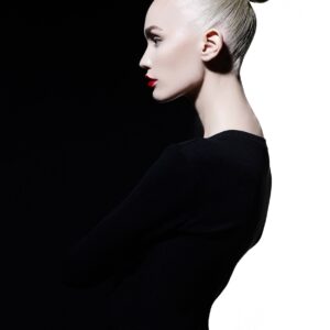 Елегантен профилен портрет на жена в черно и бяло с акцент върху устните.