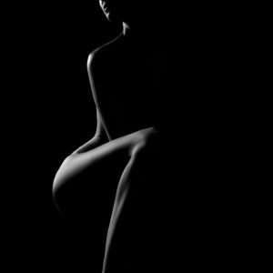 Артистичен женски силует в тъмнина