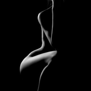 Черно-бял портрет на жена с широка шапка