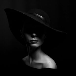 Жена с ефирна рокля под вода