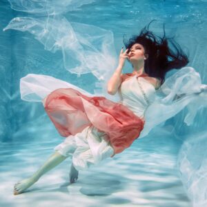 Женски портрет с роза в ръка