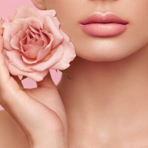 Женски портрет с роза в ръка