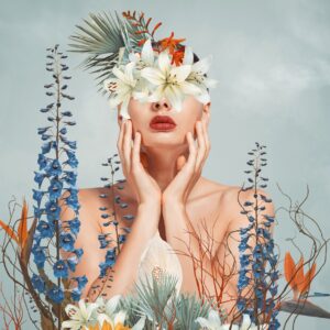 Жена с цветя върху лицето в артистична композиция