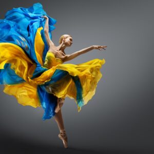 Танцьорка в синьо-жълта рокля в динамична поза