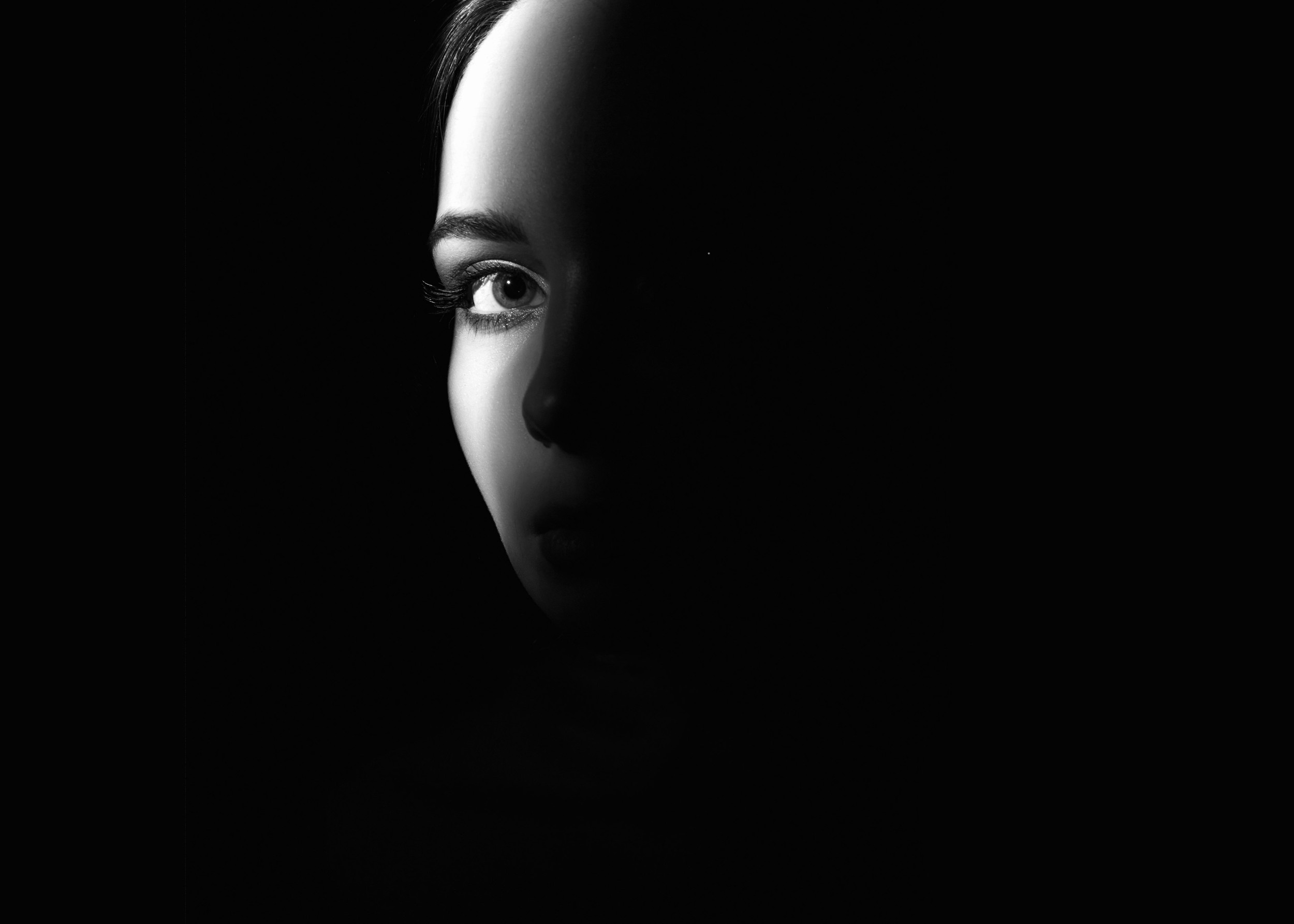 Женски портрет с драматично черно-бяло осветление