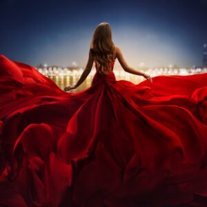 Жена в червена рокля с фона на нощен град