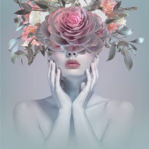 Жена с роза и флорална композиция върху главата