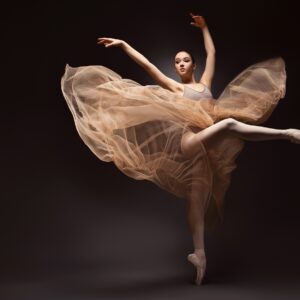 Балерина в елегантна поза с бежова пола