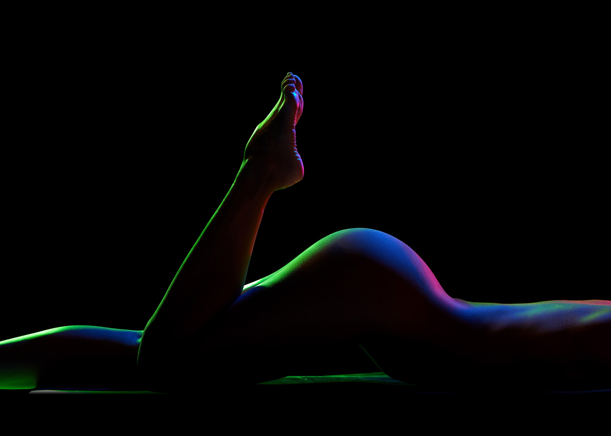 Голо тяло в неонова светлина