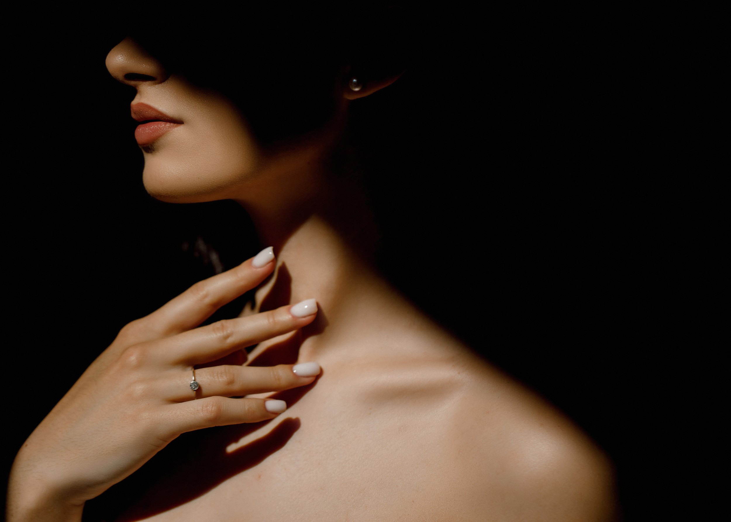 Жена с пръстен в сенки