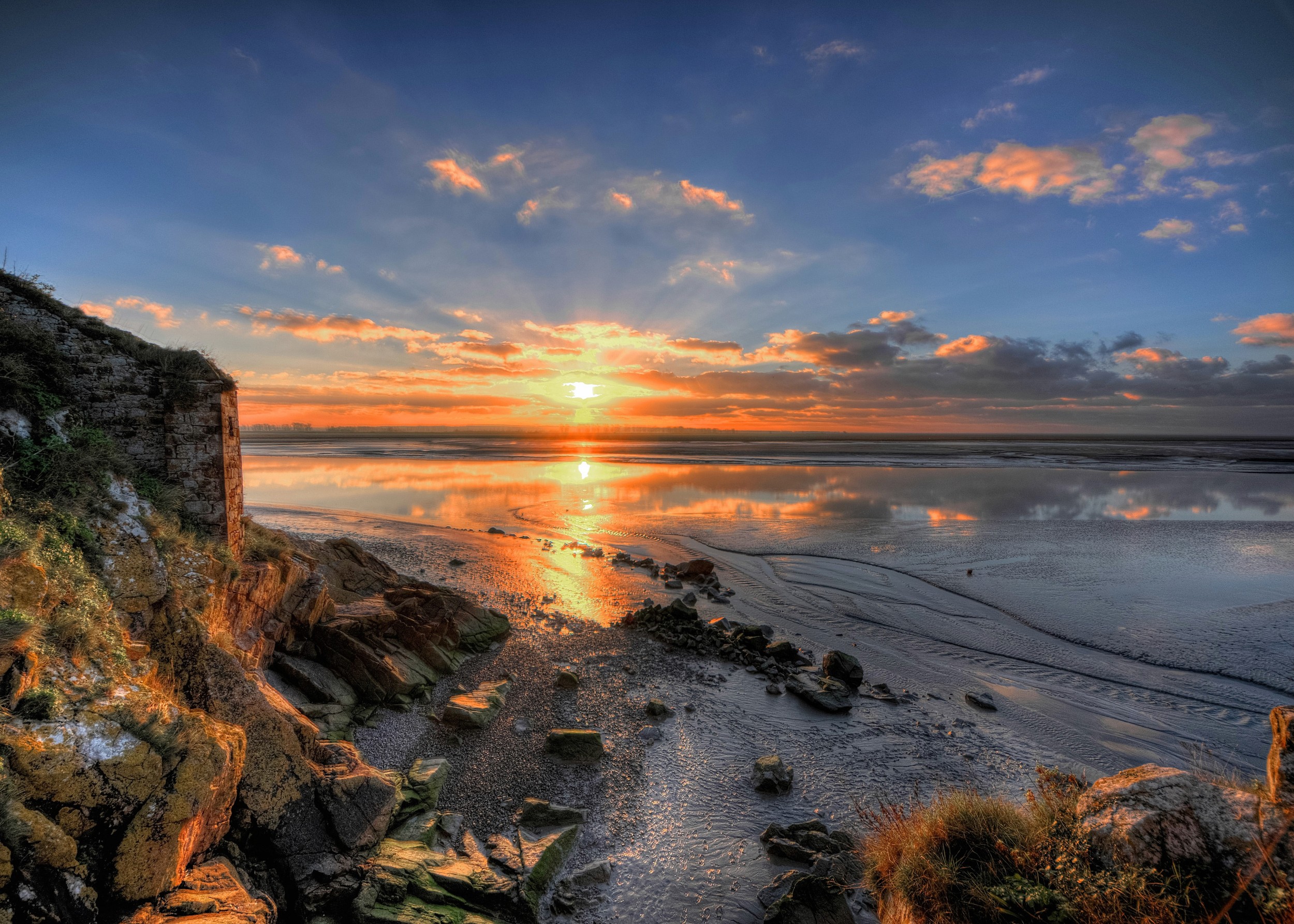 Скалист бряг и море на залез.